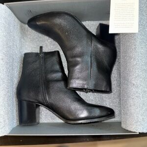 Aquatalia Gwenyth Naplak Black Pebbled Leather Booties Size 8M